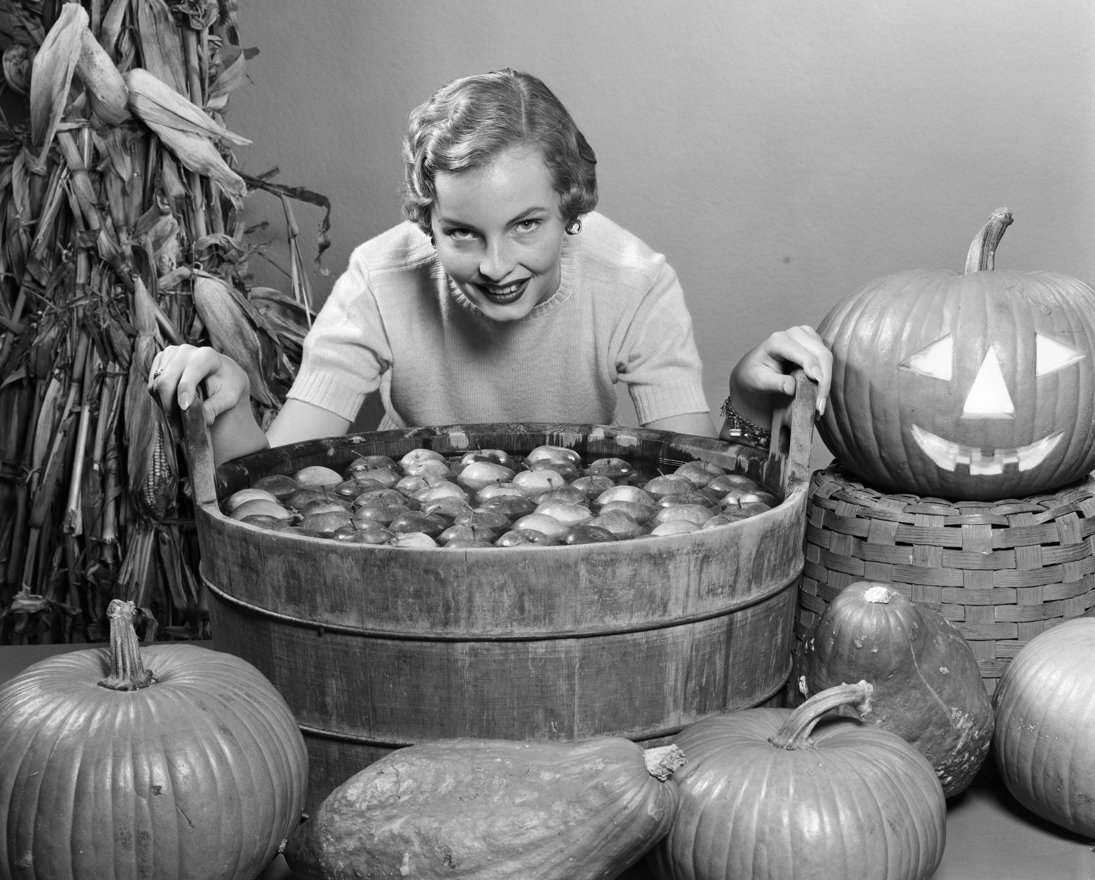 vintage-halloween-decorations-apples.jpg